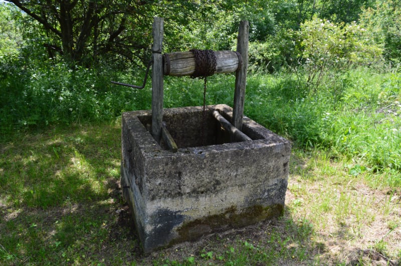 Alter Brunnen mit Windenzug