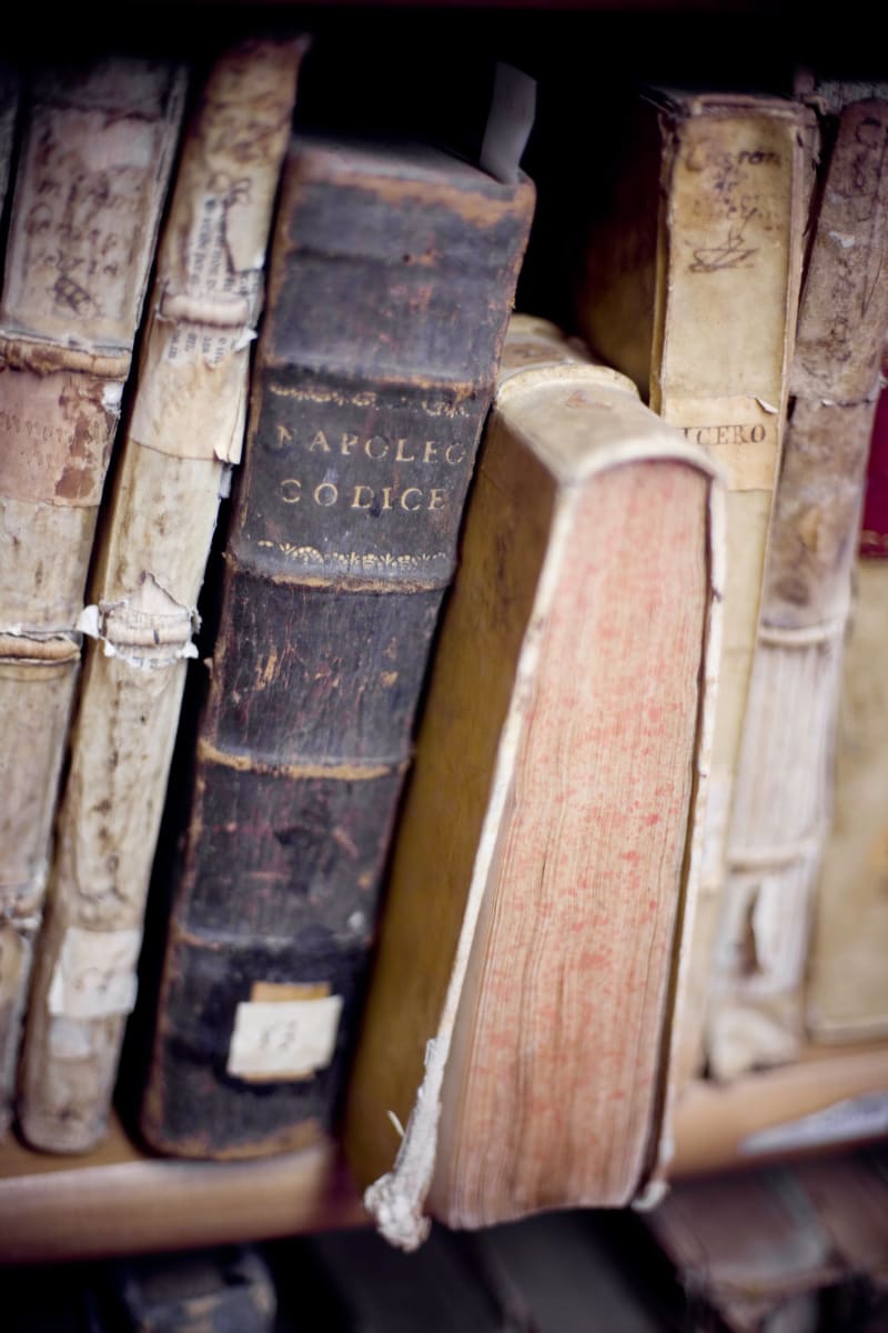 Alte Bücher mit dem Code Napoleon im Regal